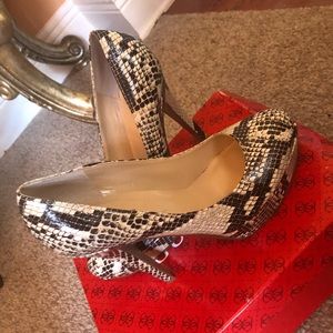 Guess snakeskin print pump